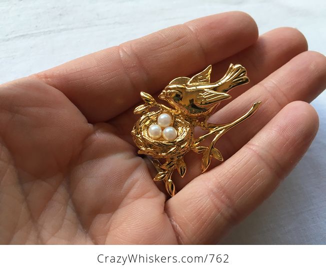 Adorable Vintage Gold Toned Mamma Bird and Pearl Eggs in a Nest Brooch Pin - #7xsYuAz86zM-1