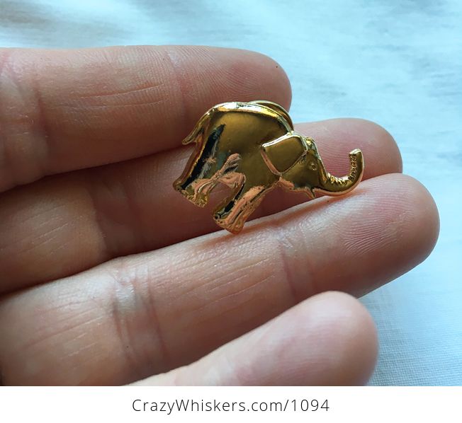 Vintage Gold Tone Elephant Brooch Pin in Nearly New Condition - #bcbD0h2fMLc-1