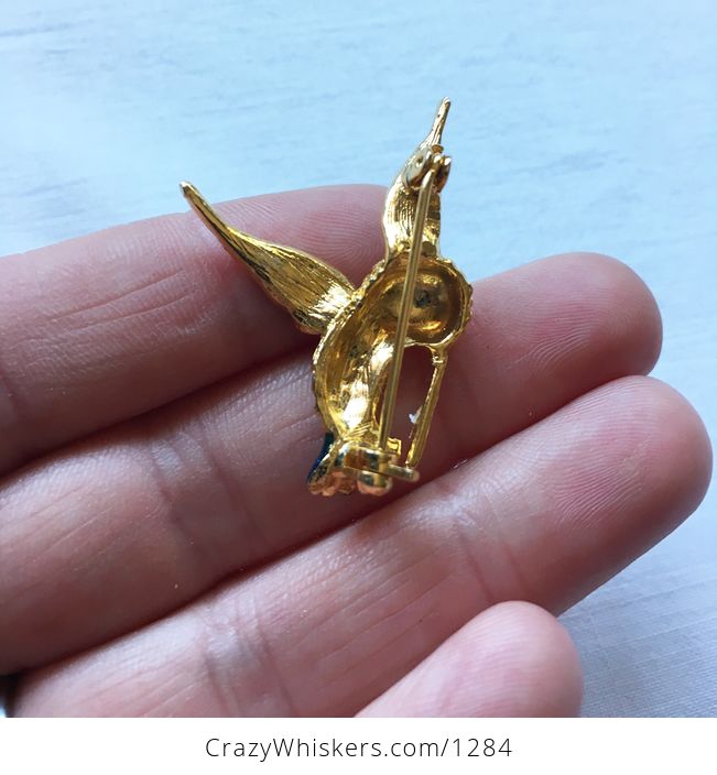 Vintage Gold Toned Hummingbird Brooch Pin with Sparkly Texture and Green Wings - #oaKkCIBAgMY-2