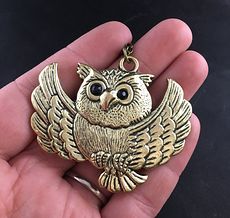 Flying Owl with Black Rhinestone Eyes on Vintage Gold Tone Pendant #6DkefDIoRck