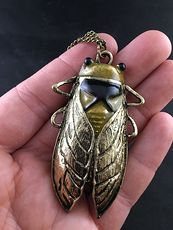 Large Cicada in Vintage Gold Tone Metal Finish #FaZSqp4ybTE