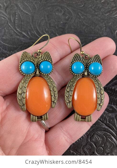 Owl Earrings with Blue Eyes and Orange Bodies on Vintage Brass Tone - #RnbbhWxDex8-5