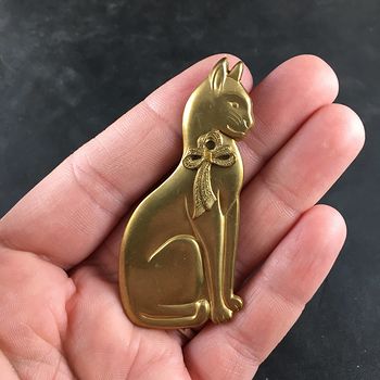 Pretty Gold Toned Brooch of a Sitting Kitty Cat with a Bow on Its Neck #QvLKedeQB4E