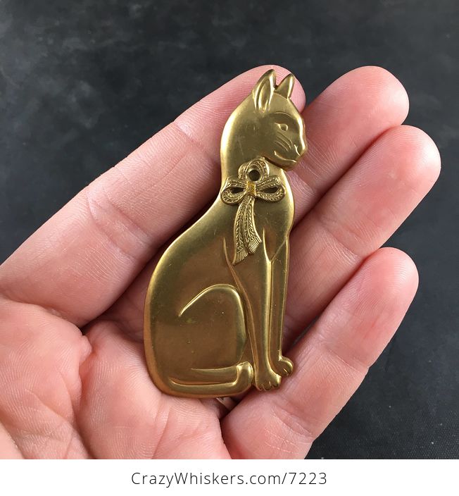 Pretty Gold Toned Brooch of a Sitting Kitty Cat with a Bow on Its Neck - #QvLKedeQB4E-1