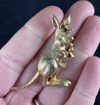 Vintage Gold Toned Avon Kangaroo and Moving Baby Joey with Ruby Red Gem Eyes Brooch Pin #p1HytBjDE3g