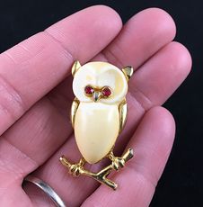 Vintage Ivory Toned Red Stone and Gold Tone Perched Owl Brooch Pin #V74Q2jtiGec